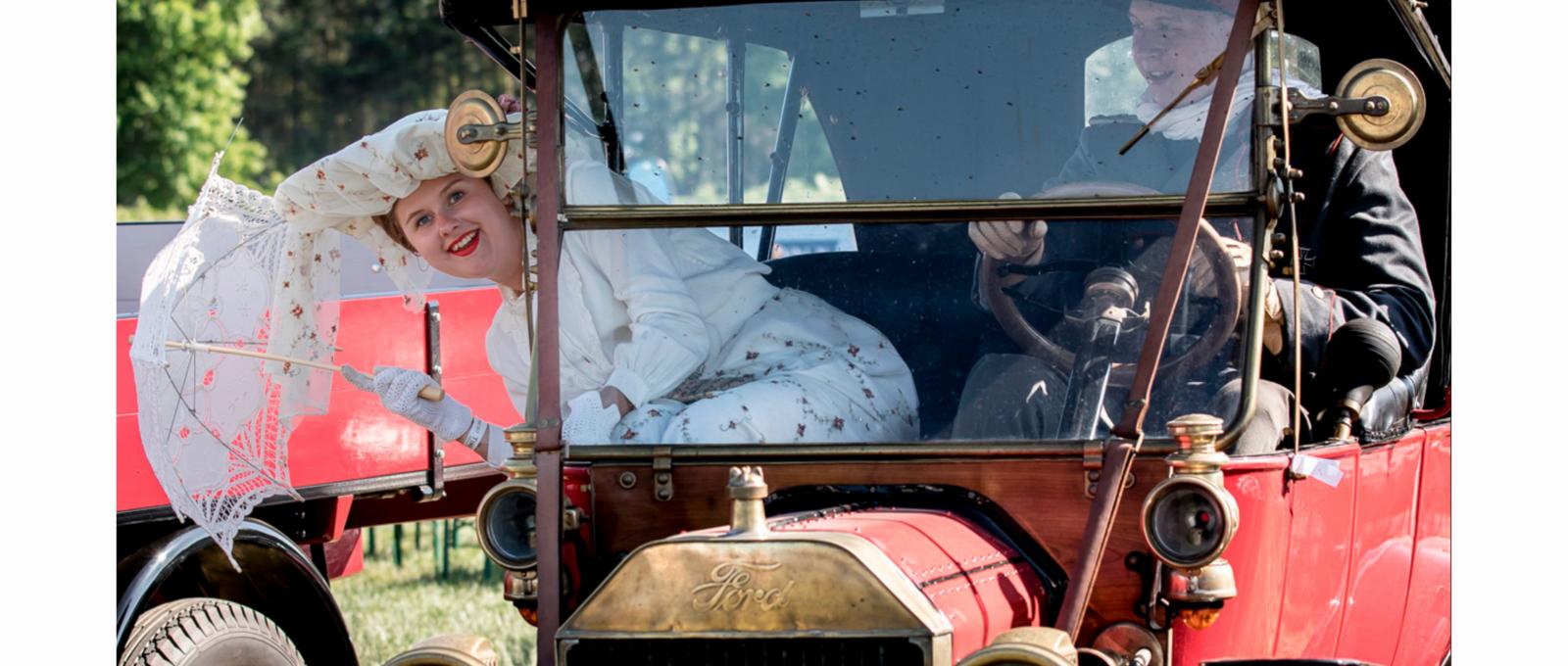 TimeWinder photos from event with old cars and people in clothes from 19th century